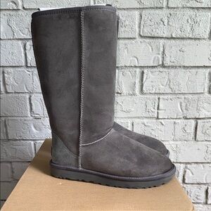 Ugg Women Classic Tall II size 9